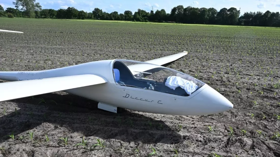 POL-SE: 20260603.1 - Seeth-Ekholt - Außenlandung eines Segelflugzeugs - Bild: presseportal.de
