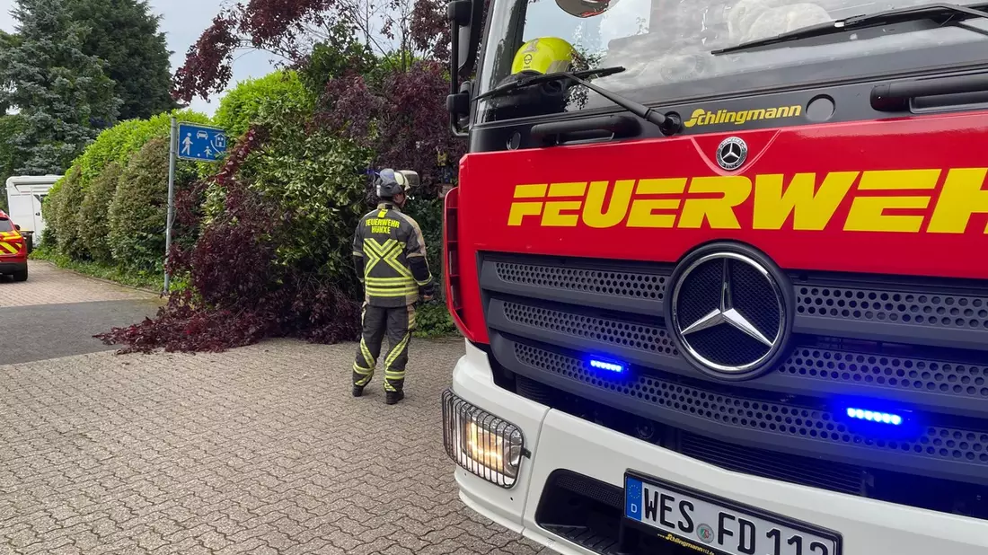 FW Hünxe: Baum blockiert Straße - Bild: presseportal.de