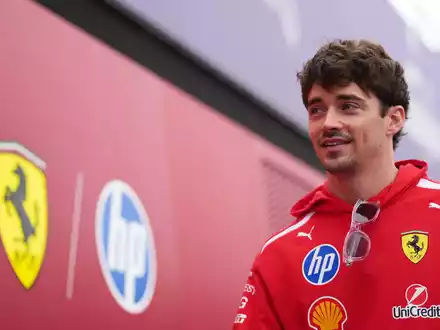Er bekommt einen neuen Vertrag bei Ferrari. (Archivbild) - Foto: Asanka Brendon Ratnayake/AP/dpa