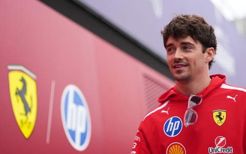 Er bekommt einen neuen Vertrag bei Ferrari. (Archivbild) - Bild: Asanka Brendon Ratnayake/AP/dpa