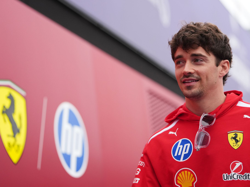 Er bekommt einen neuen Vertrag bei Ferrari. (Archivbild) - Foto: Asanka Brendon Ratnayake/AP/dpa