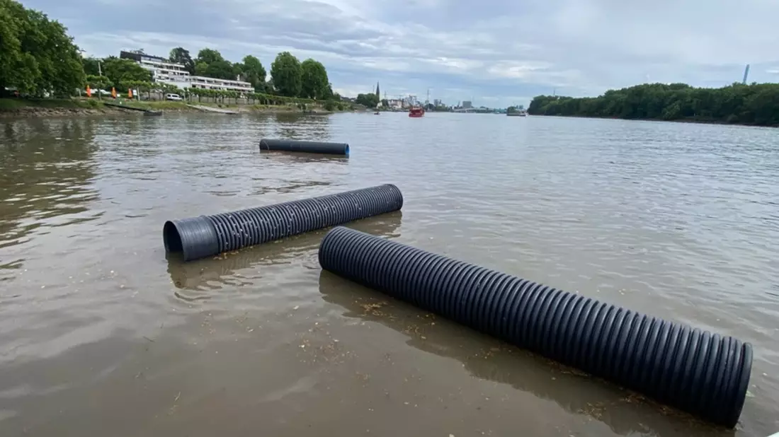 POL-HPE: Kunststoffrohre in Rhein gespült - Bild: presseportal.de