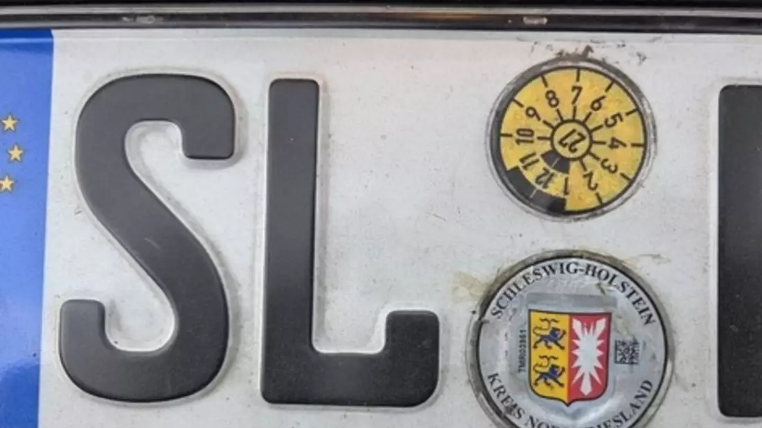 BPOL-FL: Autofahrer flüchtet vor Polizeikontrolle: Kein Führerschein, falsche Kennzeichen - Bild: presseportal.de