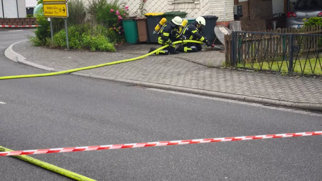 FW VG Westerburg: +++ Presseabschlussmeldung +++ Umfangreicher Feuerwehreinsatz in Langenhahn nach Gasaustritt aus Flüssiggastank - Bild: presseportal.de
