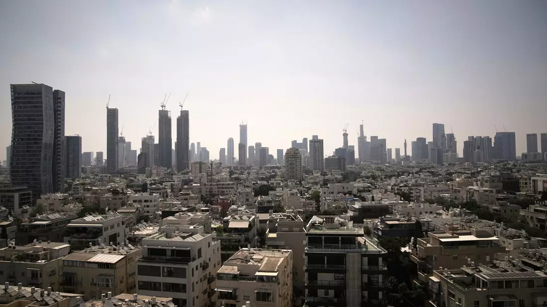 Tel Aviv - hier am Bild - und Haifa wurden seit 2024 mehrfach Ziel von Angriffen der Hisbollah. (Archivbild) - Bild: Leo Correa/AP/dpa