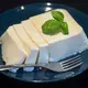 Die Grundzutat für Tofu ist die Sojabohne.  - Bild: picture alliance / Arno Burgi/dpa-Zentralbild/ZB