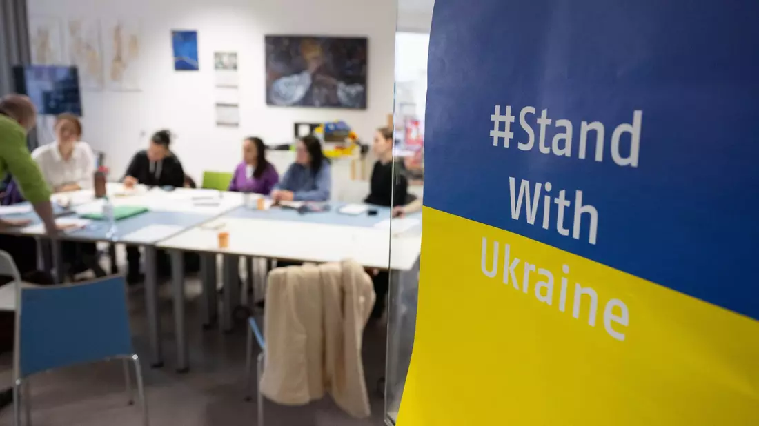 Ukrainerinnen und Ukrainer müssen in der Europäischen Union, um Schutz zu erhalten, keinen Asylantrag stellen. (Symbolbild) - Bild: Boris Roessler/dpa