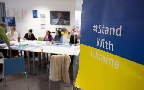 Ukrainerinnen und Ukrainer müssen in der Europäischen Union, um Schutz zu erhalten, keinen Asylantrag stellen. (Symbolbild) - Bild: Boris Roessler/dpa