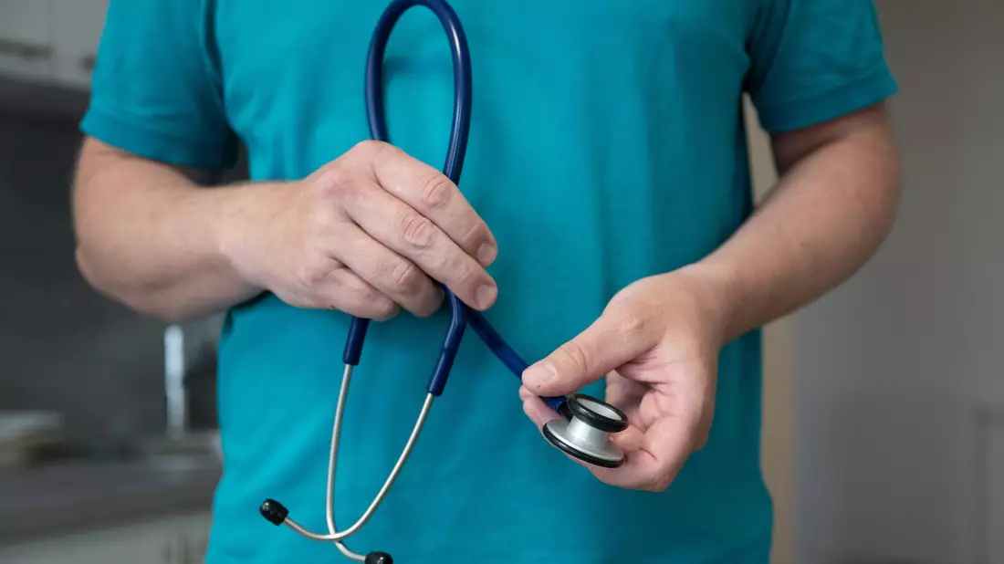 Das Sparpaket soll die gesetzlichen Krankenkassen 2027 um 16,3 Milliarden Euro entlasten - auch bei den Arztpraxen soll gekürzt werden. (Symbolbild) - Bild: Sebastian Kahnert/dpa