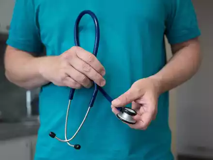 Das Sparpaket soll die gesetzlichen Krankenkassen 2027 um 16,3 Milliarden Euro entlasten - auch bei den Arztpraxen soll gekürzt werden. (Symbolbild) - Foto: Sebastian Kahnert/dpa