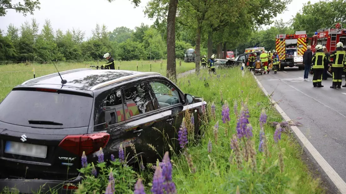 FW-SE: Schwerer Verkehrsunfall zwischen drei Personenkraftwagen - Bild: presseportal.de