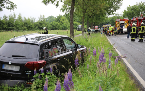 FW-SE: Schwerer Verkehrsunfall zwischen drei Personenkraftwagen - Bild: presseportal.de