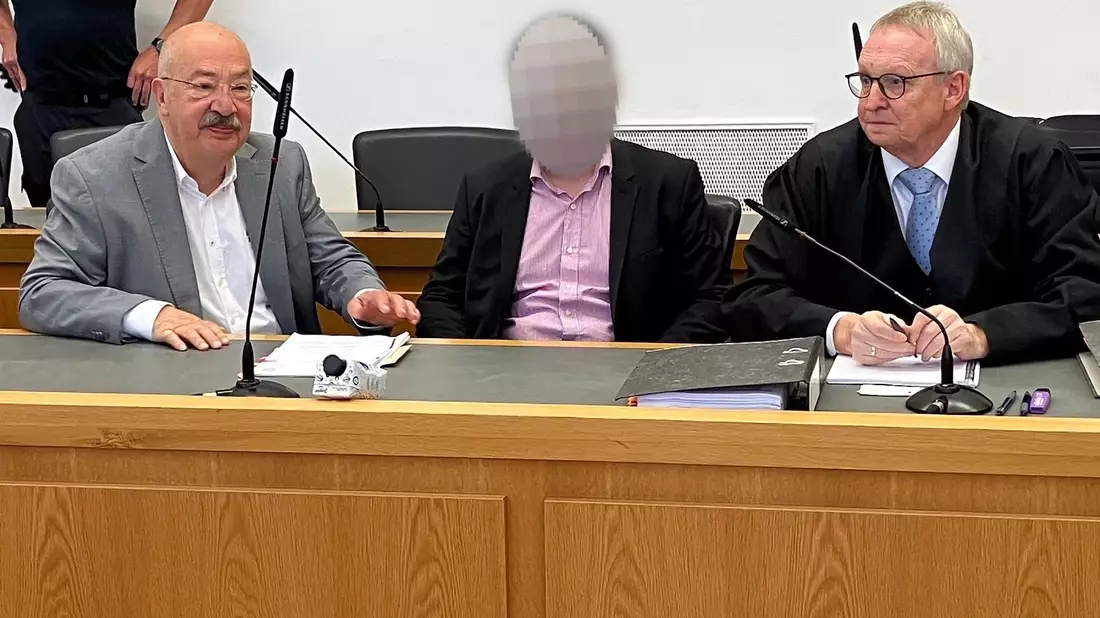 Die Staatsanwaltschaft legt dem Angeklagten versuchten heimtückischen Mord, gefährliche Körperverletzung sowie einen Verstoß gegen das Waffengesetz zur Last.   - Bild: Fotoreport-DB/dpa
