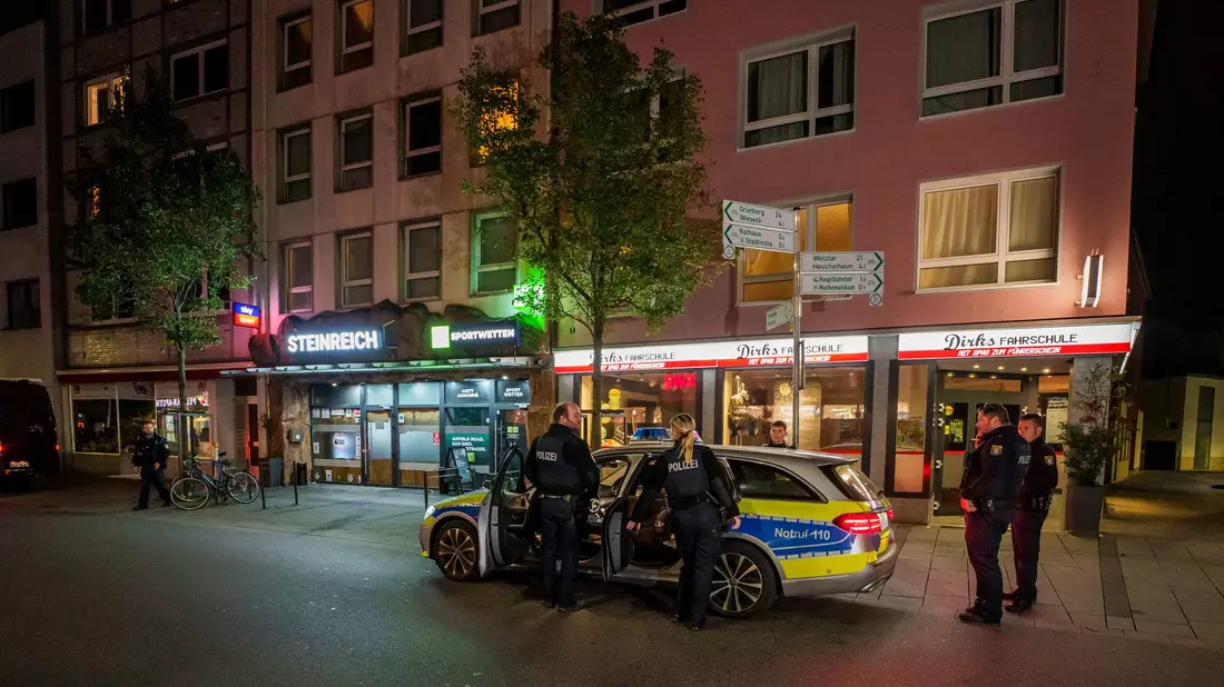Bei der Tat in einem Wettbüro in der Gießener Innenstadt waren drei Menschen durch Schüsse verletzt worden. (Archivbild) - Bild: Andreas Arnold/dpa
