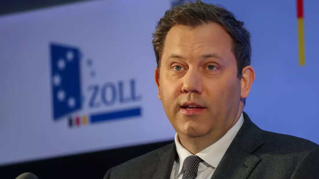 Finanzminister Lars Klingbeil dankte den Einsatzkräften des Zolls. (Archivbild) - Bild: Jan Woitas/dpa