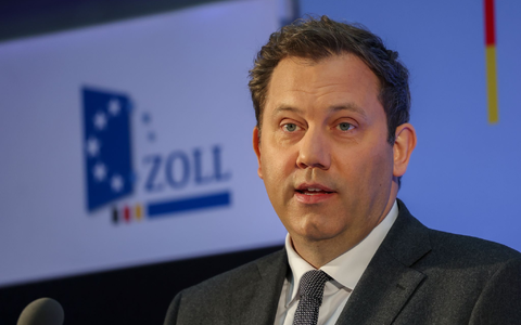 Finanzminister Lars Klingbeil dankte den Einsatzkräften des Zolls. (Archivbild) - Bild: Jan Woitas/dpa