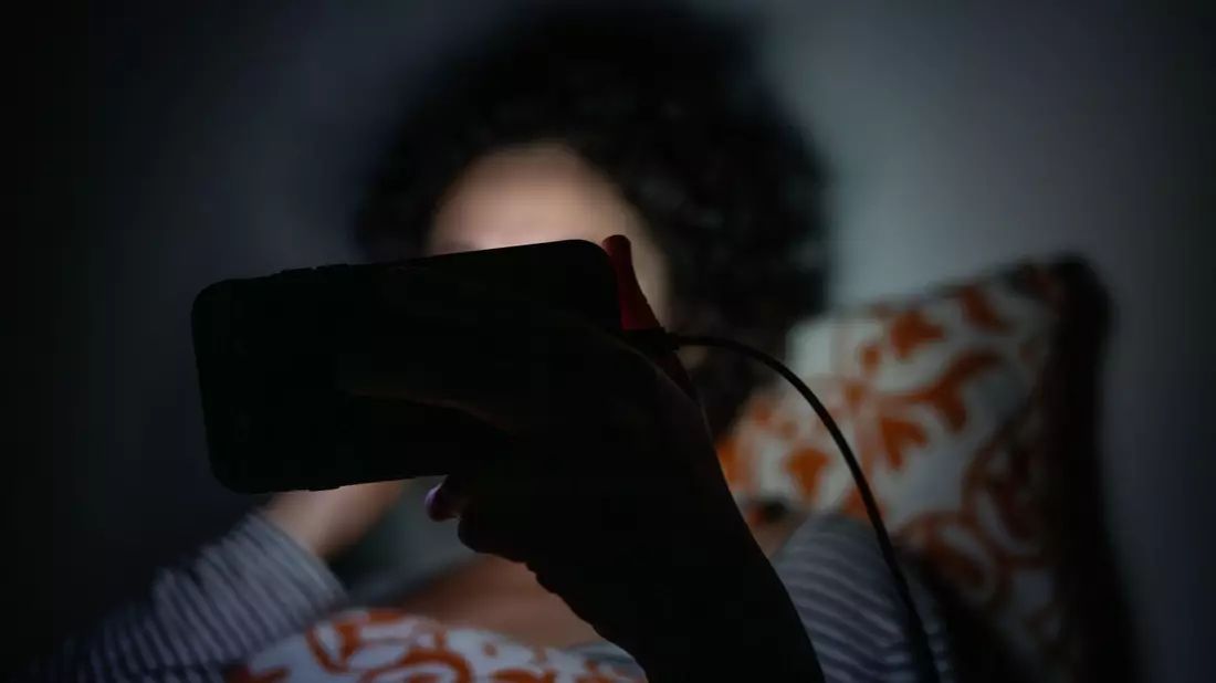 Kann das Einschlafen erschweren: übermäßige Smartphone-Nutzung im Bett. - Bild: Sebastian Gollnow/dpa/dpa-tmn