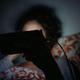 Kann das Einschlafen erschweren: übermäßige Smartphone-Nutzung im Bett. - Bild: Sebastian Gollnow/dpa/dpa-tmn