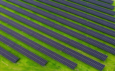 Mit dem Vorstoß will die EU-Kommission mehr Investitionen in die Energiewende ermöglichen. (Archivbild) - Bild: Sina Schuldt/dpa