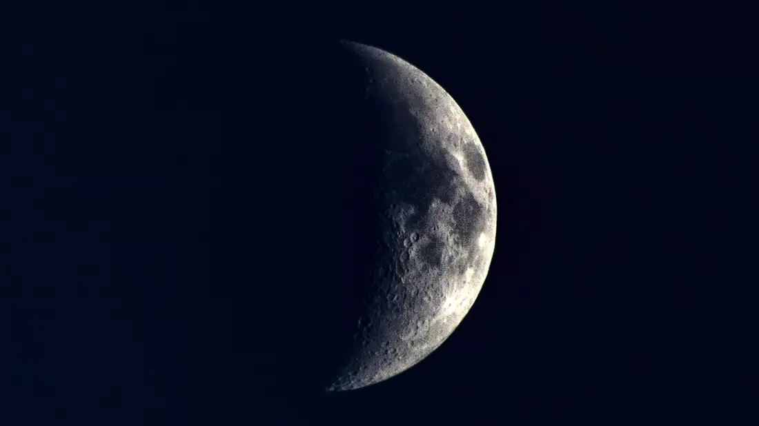 Der Mond ist als Sichel im Nachthimmel über Tschechien zu sehen. (Symbolbild) - Bild: Slavek Ruta/ZUMA Wire/dpa