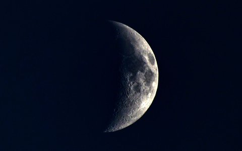Der Mond ist als Sichel im Nachthimmel über Tschechien zu sehen. (Symbolbild) - Foto: Slavek Ruta/ZUMA Wire/dpa