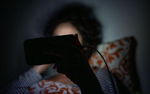 Kann das Einschlafen erschweren: übermäßige Smartphone-Nutzung im Bett. - Bild: Sebastian Gollnow/dpa/dpa-tmn