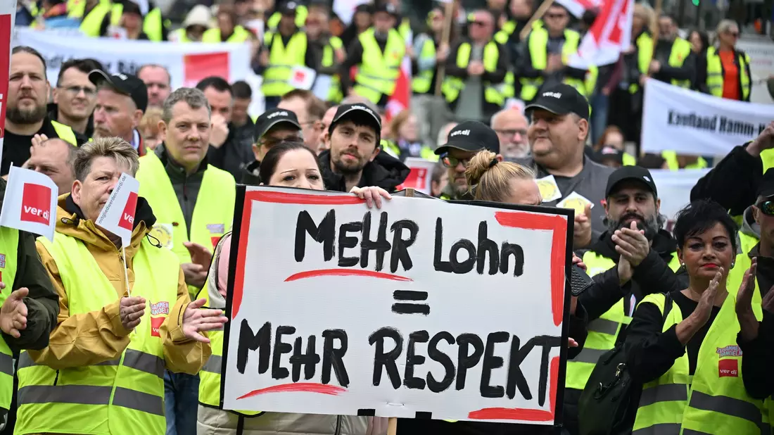 Bereits Mitte Mai beteiligten sich Tausende an den Warnstreiks im Handel, unter anderem in Dortmund. - Bild: Federico Gambarini/dpa