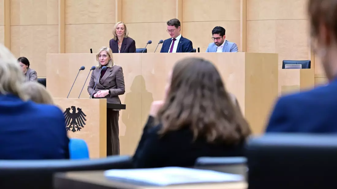 Das Sparpaket von Ministerin Warken stößt auf Einwände unter den Ländern. (Archivbild) - Bild: Sebastian Christoph Gollnow/dpa