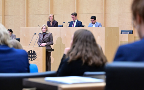 Das Sparpaket von Ministerin Warken stößt auf Einwände unter den Ländern. (Archivbild) - Bild: Sebastian Christoph Gollnow/dpa