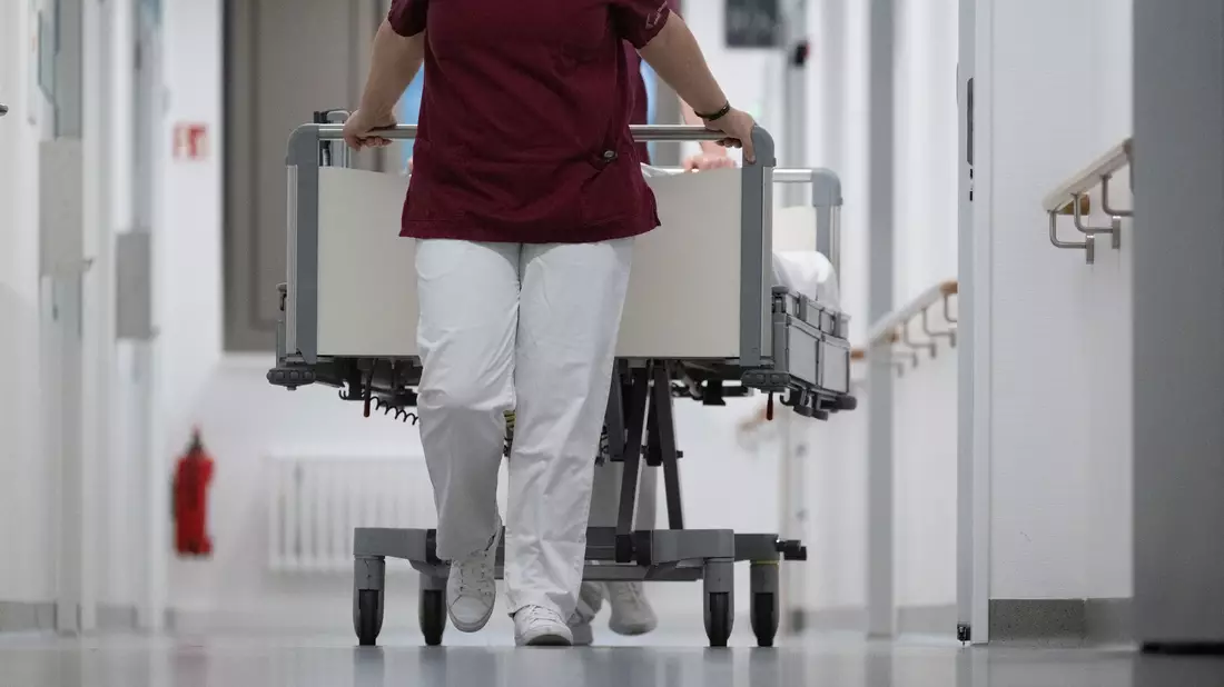 Aus den Bundesrats-Ausschüssen kommen Warnungen vor einem «Kliniksterben» (Archivbild)   - Bild: Marijan Murat/dpa