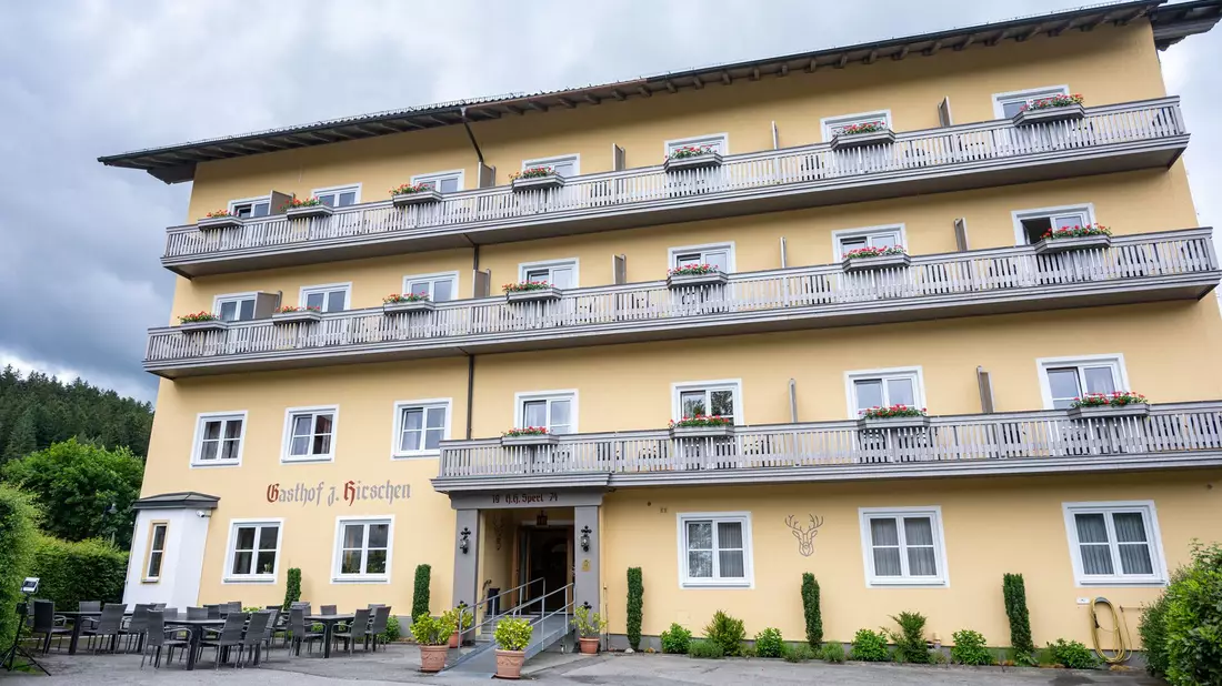 Das «Hotel zum Hirschen» in der Oberpfalz hat mit einer Äußerung zu Juden für Fassungslosigkeit gesorgt.   - Bild: Armin Weigel/dpa