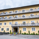 Das «Hotel zum Hirschen» in der Oberpfalz hat mit einer Äußerung zu Juden für Fassungslosigkeit gesorgt.   - Bild: Armin Weigel/dpa