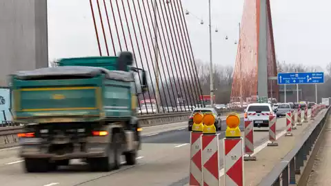 Die Bonner Nordbrücke ist bereits seit Februar für schwere Lkw gesperrt. (Archivbild) - Bild: Thomas Banneyer/dpa