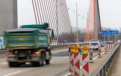 Die Bonner Nordbrücke ist bereits seit Februar für schwere Lkw gesperrt. (Archivbild) - Bild: Thomas Banneyer/dpa