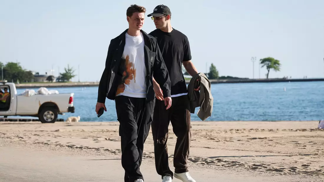 Jonas Urbig (l.) und Manuel Neuer (r.) gehen am Lake Michigan spazieren.  - Bild: Christian Charisius/dpa