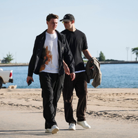 Jonas Urbig (l.) und Manuel Neuer (r.) gehen am Lake Michigan spazieren.  - Foto: Christian Charisius/dpa