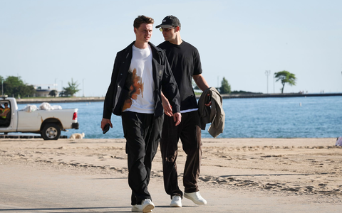 Jonas Urbig (l.) und Manuel Neuer (r.) gehen am Lake Michigan spazieren.  - Bild: Christian Charisius/dpa