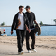 Jonas Urbig (l.) und Manuel Neuer (r.) gehen am Lake Michigan spazieren.  - Bild: Christian Charisius/dpa