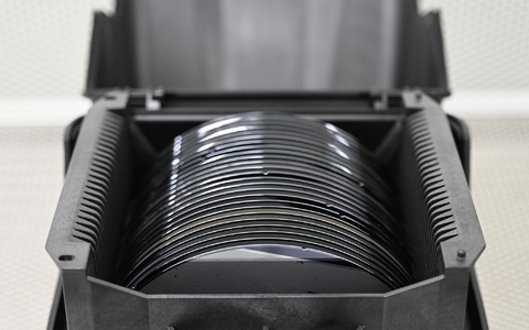 Die EU-Kommission will unter anderem die Versorgung mit Halbleitern sicherstellen. Im Bild: Zwischenprodukte, sogenannte Wafer, in den Räumen des Halbleiterproduzenten Nexperia. (Symbolbild) - Bild: David Hammersen/dpa
