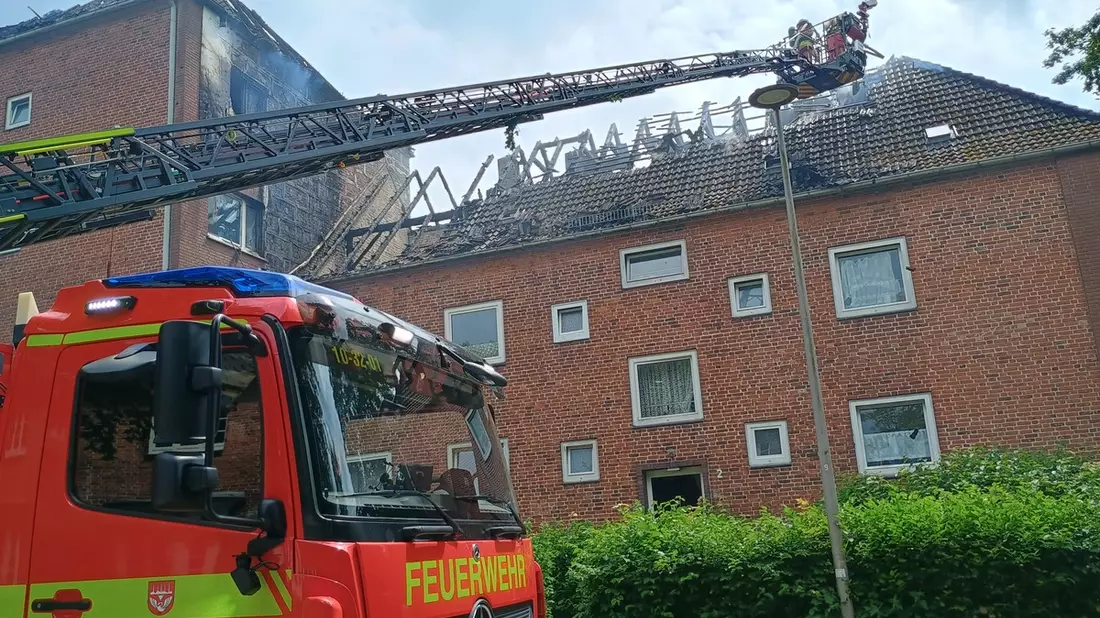 FW Neumünster: Dachstuhlbrand in der Sedanstraße - Feuerwehr verhindert weitere Brandausbreitung - Bild: presseportal.de