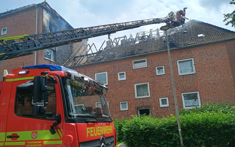 FW Neumünster: Dachstuhlbrand in der Sedanstraße - Feuerwehr verhindert weitere Brandausbreitung - Foto: presseportal.de
