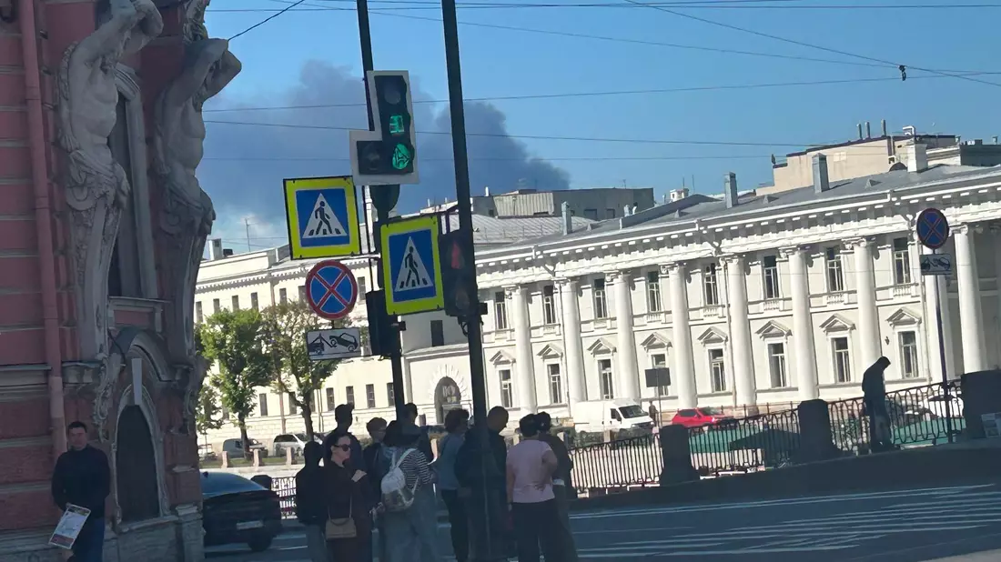 In weiten Teilen der Millionenstadt an der Newa waren nach dem ukrainischen Angriff Rauchschwaden zu sehen. - Bild: Ulf Mauder/dpa