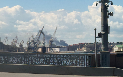 Schwarzer Rauch steigt im Hafengebiet von St. Petersburg auf. (Archivbild) - Bild: Ulf Mauder/dpa