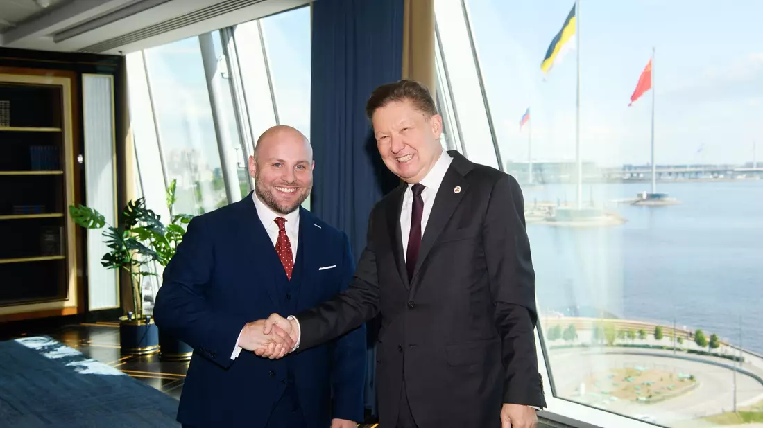 AfD-Politiker Markus Frohnmaier: Handshake mit Putins Vertrautem und Gazprom-Chef Alexej Miller beim Wirtschaftsforum in St. Petersburg. - Bild: Handout / Berlin/AfD/dpa