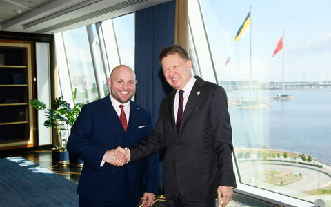 AfD-Politiker Markus Frohnmaier: Handshake mit Putins Vertrautem und Gazprom-Chef Alexej Miller beim Wirtschaftsforum in St. Petersburg. - Foto: Handout / Berlin/AfD/dpa