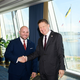 AfD-Politiker Markus Frohnmaier: Handshake mit Putins Vertrautem und Gazprom-Chef Alexej Miller beim Wirtschaftsforum in St. Petersburg. - Bild: Handout / Berlin/AfD/dpa