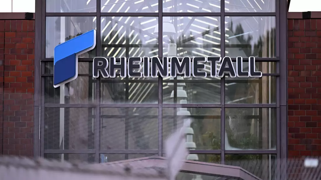 Rheinmetall-Logo an einem Werkstor. - Bild: Wolf von Dewitz/dpa