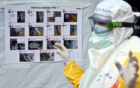 Die hochansteckende Krankheit ist im Kongo noch nicht unter Kontrolle - hier ein Foto von einer Ebola-Schulung in Brüssel. - Bild: Eric Lalmand/Belga/dpa
