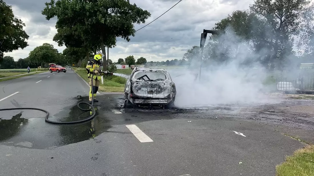 FW Alpen: Pkw Brand auf der B 57 - Bild: presseportal.de