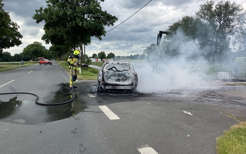 FW Alpen: Pkw Brand auf der B 57 - Foto: presseportal.de
